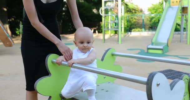 Bonito Menino Dez Meses Idade Brincando Parque Infantil Livre Close — Vídeo de Stock