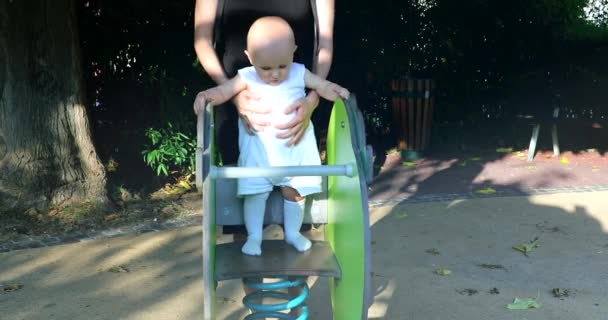 屋外の遊び場で遊んでかわいいの生後 ヶ月の赤ちゃんの男の子 ビュー Dci 解像度をクローズ アップ — ストック動画