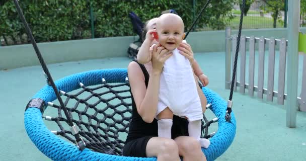 Mãe Beijando Menino Bonito Balanço Parque Infantil Livre Close View — Vídeo de Stock