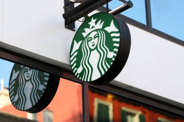 Monte-Carlo, Monaco-19 Eylül 2018: Starbucks işareti bir Starbucks mağaza cephe At görüntülenir. Starbucks bir Amerikan kahve şirketine ve 76 ülkede 28,278 mağazasıyla dünyanın en büyük kahvehane şirketi kuruluşudur