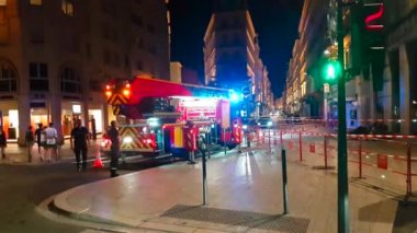 Lyon, Fransa - 30 Haziran 2018: Yangın apartman, itfaiye ve yangın kamyon şehir merkezinde Lyon, Fransa, Avrupa - 4 k Video