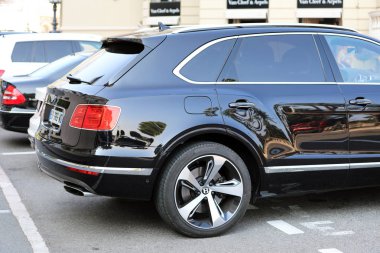 Monte-Carlo, Monaco-19 Eylül 2018: Monte-Carlo Casino Monako, Fransız Rivierası önünde park edilmiş lüks siyah Suv Bentley Bentayga (yan görünümü)