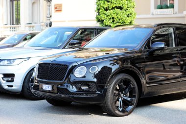 Monte-Carlo, Monaco-19 Eylül 2018: Monte Carlo Casino Monako önünde park etmiş iki lüks SUV: siyah Bentley Bentayga ve gümüş rengi Range Rover