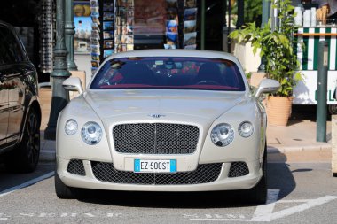 Monte-Carlo, Monaco-19 Eylül 2018: Monte-Carlo Casino Monako, Fransız Rivierası önünde park edilmiş lüks Bentley Continental Gtc (önden görünüm)