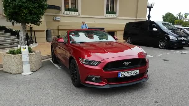 Monte Carlo Monaco September 2018 Roter Ford Mustang Premium Cabrio — Stockvideo