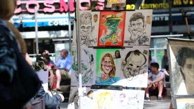 Barcelona, İspanya - 8 Nisan 2017: Karikatürist iş, La Rambla, Barselona, İspanya, Avrupa, Closeup görünümü - Hd Video üzerinde sokak sanatçıları