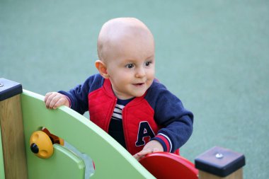 Şirin bebek çocuk öğrenme açık Bahçesi standında. Portre görünümü kapatın 