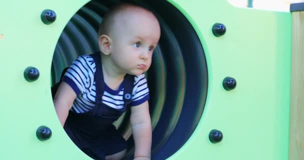 Lindo Bebé Túnel Juegos Vista Cerca Resolución Dci — Vídeos de Stock