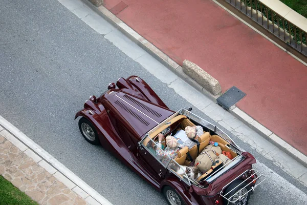 ヴィンテージのモンテ カルロ モナコ 2018 航空写真ビュー モーガン プラス 古典的なイギリス コンバーチブルのスポーツカー 平面図 — ストック写真