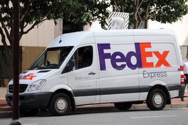 Monte-Carlo, Monaco-5 Ekim 2018: Monaco sokakta park edilmiş Fedex kamyon (Van). Bir Amerikan çokuluslu Kurye teslim hizmetleri şirketi FedEx Corporation olduğunu
