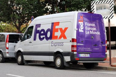 Monte-Carlo, Monaco-5 Ekim 2018: Monaco sokakta park edilmiş Fedex kamyon (Van). Bir Amerikan çokuluslu Kurye teslim hizmetleri şirketi FedEx Corporation olduğunu