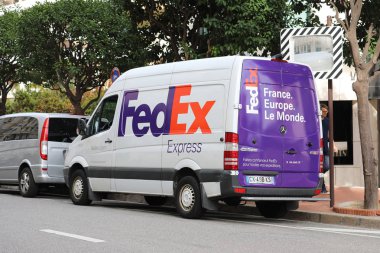 Monte-Carlo, Monaco-5 Ekim 2018: Monaco sokakta park edilmiş Fedex kamyon (Van). Bir Amerikan çokuluslu Kurye teslim hizmetleri şirketi FedEx Corporation olduğunu