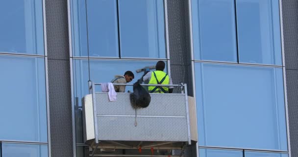 Paris Frankrijk Oktober 2018 Mannen Reinigen Van Glas Van Windows — Stockvideo