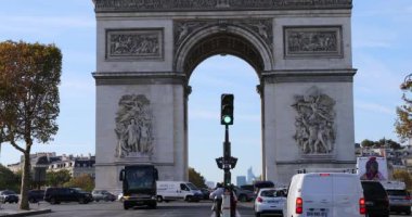 Paris, Fransa - 16 Ekim 2018: Arc De Triomphe ve Champs Elysees de Paris, Fransa, Avrupa - Dci 4k çözünürlük Rating sokak araba
