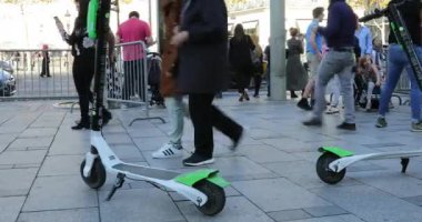 Paris, Fransa - 16 Ekim 2018: İki kireç-S elektrikli Kiralama Scooter üzerinde Champs Elysees de Paris, Fransa, Avrupa - Dci 4k çözünürlük