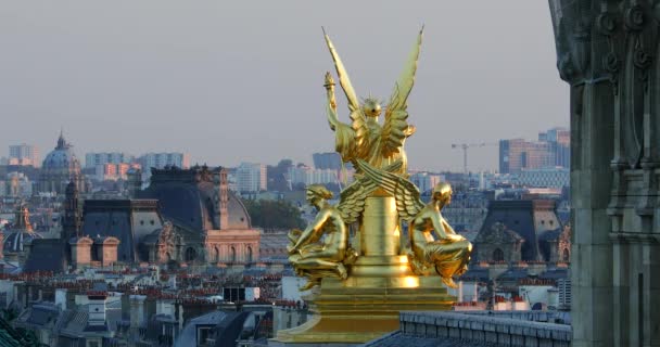 在巴黎的卡尼尔歌剧院的屋顶上的金色雕像 Dci 分辨率 — 图库视频影像