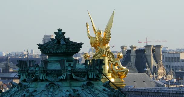 在法国巴黎 欧洲的歌剧院加尼耶屋顶上的黄金雕像的时间流逝 Dci — 图库视频影像