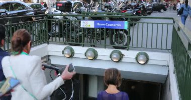 Paris, Fransa - 16 Ekim 2018: İnsanlar Havre - Caumartin Paris Metro (metro) içine girerek Fransa, Avrupa - Dci 4k çözünürlük