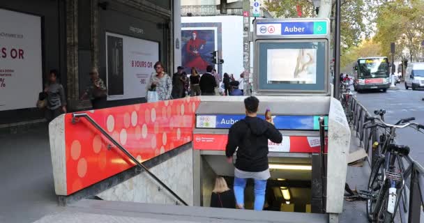 Parigi Francia Ottobre 2018 Persone Che Entrano Nella Metropolitana Auber — Video Stock