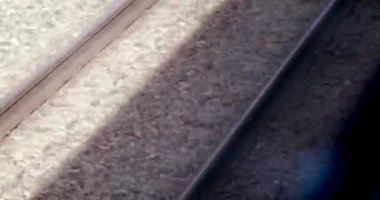 Yüksek hızlı tren - Dci 4 k çözünürlüklü hareketli penceresinden rayların üzerinde görünümü