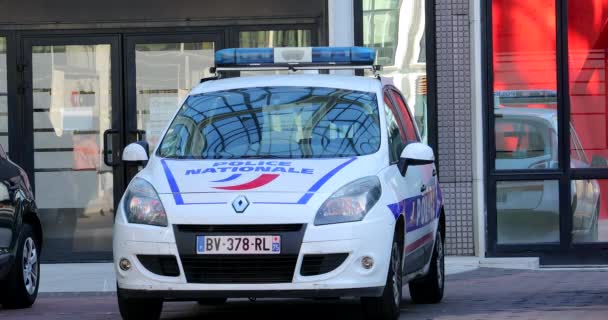 フランス 2018 フランスの警察車ルノー風光明媚な が警察署の前に停まっています ラ防衛大学校地区 ヨーロッパ Dci 解像度 — ストック動画