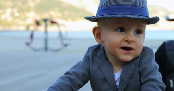 愛らしい生後 ヶ月の男の子彼のイタリア帽子とスーツのジャケット クローズ アップ ビューの肖像 Dci 解像度 — ストック動画