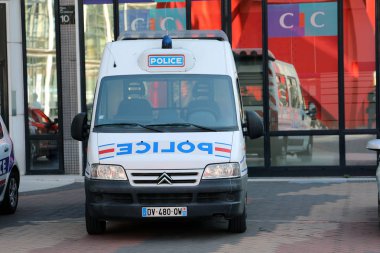 Paris, Fransa - 16 Ekim 2018: Fransız polis merkezi önünde park etmiş Van Citroen Jumper polis. La Défense merkezleri, Avrupa - Dci 4k çözünürlük