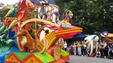Marne-la-Valle, Fransa-14 Ekim 2018: Mickey Mouse, Donald Duck, Goofy, Pluto ve çip N Dale bir Float Disneyland Parade, Disneyland Paris (Euro Disney), Avrupa - 4 k çözünürlük