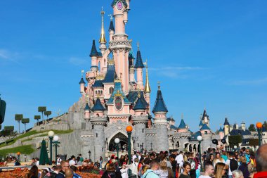 Marne-la-Vallee, Fransa-13 Ekim 2018: uyku Güzellik Castle, Disneyland Paris (Euro Disney), kalabalık insan, Marne-la-Vallee, Ile-de-France, Fransa, Europe