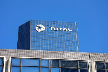 Paris, Fransa - 16 Ekim 2018: Toplam Fina Elf yer alan La Defense (Batı yüksek katlı iş merkezleri), Paris, Avrupa gökdelen Tur