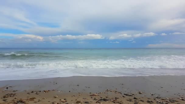 Tyrkysové moře vlny na Sandy Beach, Středozemní moře - rozlišení 4 k
