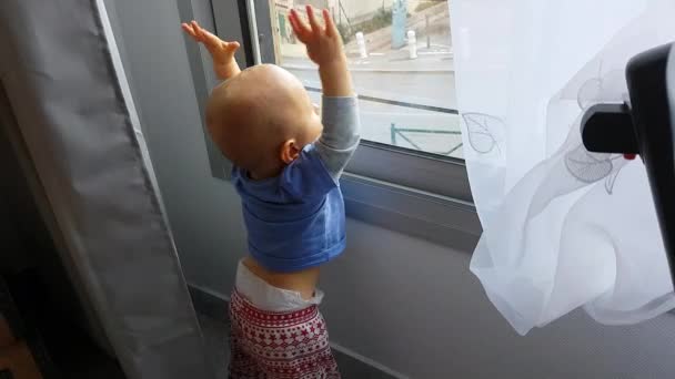 婴儿透过窗户看 可爱的一年大男婴 特写视图 分辨率 — 图库视频影像