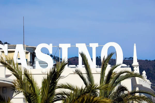 Zbliżenie Znak Casino Olbrzym Palmy Błękitne Niebo — Zdjęcie stockowe