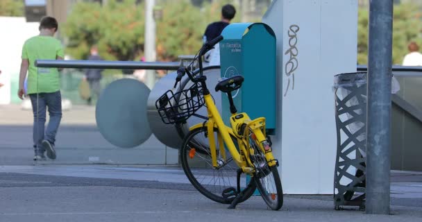Παρίσι Γαλλία Οκτωβρίου 2018 Κίτρινο Ofo Ενοικίαση Ποδηλάτων Παρκαρισμένο Στο — Αρχείο Βίντεο