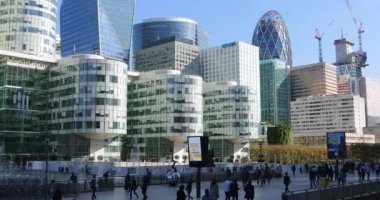 Paris, Fransa - 16 Ekim 2018: Zaman atlamalı Modern gökdelenlerin içinde İlçe La Defense iş, kalabalık insan, Fransa, Avrupa - Dci 4k çözünürlük