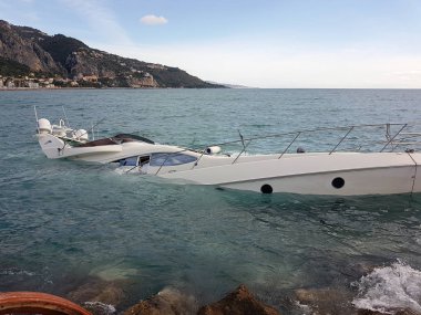 Menton, Fransa - 3 Kasım 2018: Lüks Yat Akdeniz Adrian fırtınada sonra yarı batık görünümü yakın. Menton, Fransa, Europe