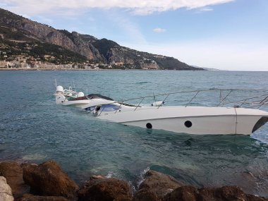 Menton, Fransa - 3 Kasım 2018: Lüks Yat Akdeniz Adrian fırtınada sonra yarı batık görünümü yakın. Menton, Fransa, Europe