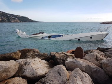 Menton, Fransa - 3 Kasım 2018: Lüks Yat Akdeniz Adrian fırtınada sonra yarı batık görünümü yakın. Menton, Fransa, Europe