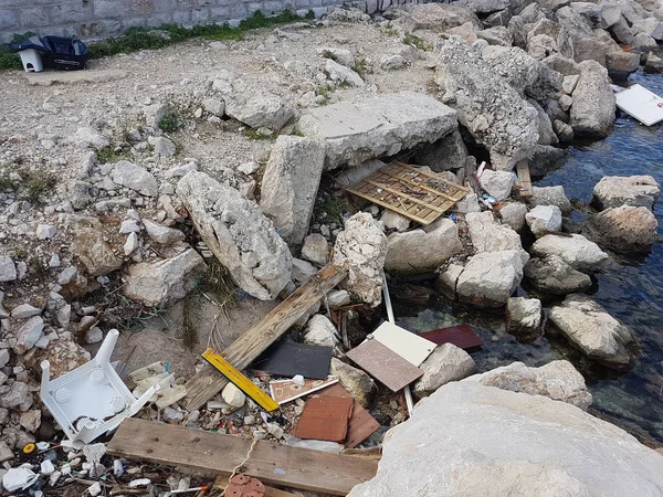 垃圾和垃圾后地中海的污染被冲到了欧洲法国里维埃拉的海滩上 — 图库照片