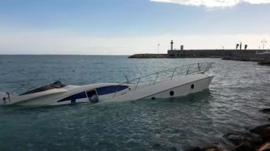 Akdeniz, Fransa, Avrupa - 4 k çözünürlüklü fırtınada sonra Lüks Yat yarı batık görünümünü kapat