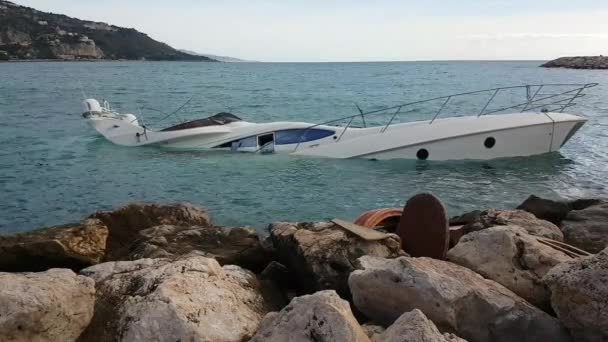 Menton França Novembro 2018 Close View Luxury Yacht Half Sunken — Vídeo de Stock