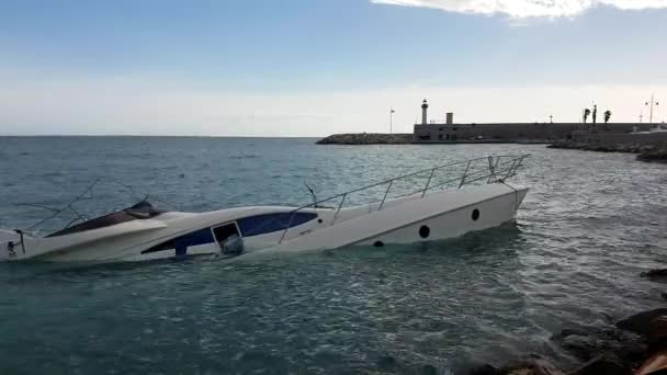Stäng Upp Lyxyacht Halvt Sjunkna Efter Stormen Medelhavet Frankrike Europa — Stockvideo