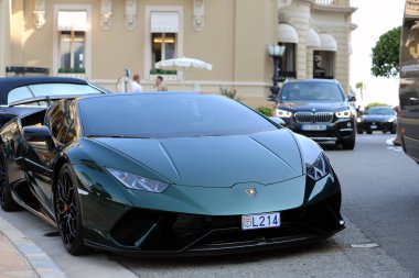 Monte-Carlo, Monaco-19 Eylül 2018: Monako'daki Monte Carlo Casino önünde park edilmiş lüks yeşil Lamborghini Huracan Performante Spyder 2018 (önden görünüm)