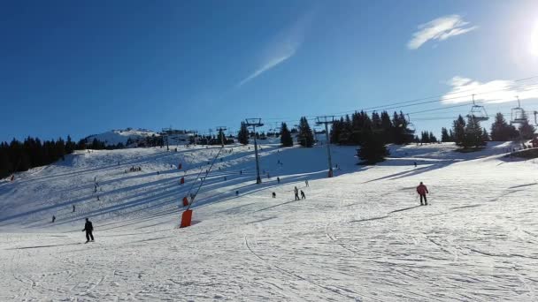 Autrans Frankreich Februar 2018 Skipiste Mit Vielen Ski Und Snowboardfahrern — Stockvideo