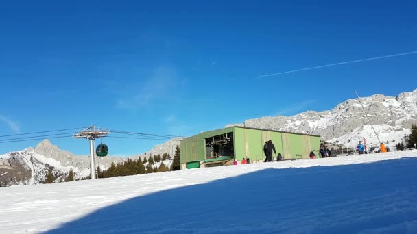 Nartostrada Autrans Francja Lutego 2018 Wielu Ludzi Nartach Snowboardzie Krajobraz — Wideo stockowe