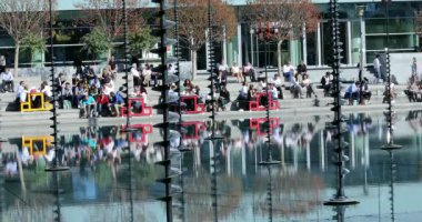 Paris, Fransa - 16 Ekim 2018: Fransız ofis çalışanları La Bassin De Takis sıcak Ekim günü, Paris, Fransa, Avrupa - Dci 4 k çözünürlük konusunda çevresinde öğle yemeği yemeyi savunma