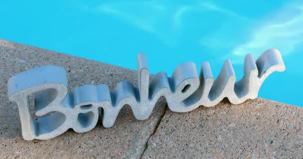 木製単語 ボヌール はフランス語 幸福を意味するにサインインします 青い水プール背景 Dci 解像度 — ストック動画
