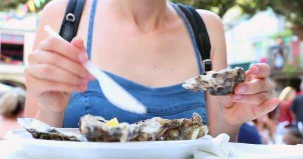 Giovane Donna Che Mangia Ostriche Vicino Portata Mano Una Donna — Video Stock