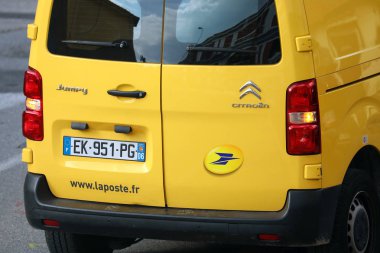 Roquebrune-Cap-Martin, Fransa-14 Kasım 2018: Sokakta Park La Poste sarı koli teslimat hizmeti Van (Citroen Jumpy). La Poste posta servisi Fransa şirketidir
