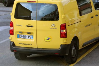 Roquebrune-Cap-Martin, Fransa-14 Kasım 2018: Sokakta Park La Poste sarı koli teslimat hizmeti Van (Citroen Jumpy). La Poste posta servisi Fransa şirketidir